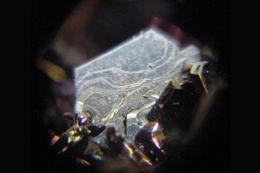 Кристалл муассанита под сильным увеличением. Фото: Andrew Silver — BYU Mineral Specimens 799 USGS Photographic Library