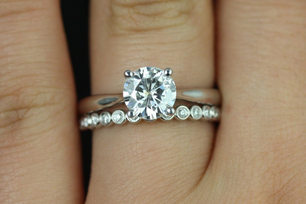 Обручальное кольцо с муассанитом диаметром 7 мм. Фото: Love and Promise Jewelers